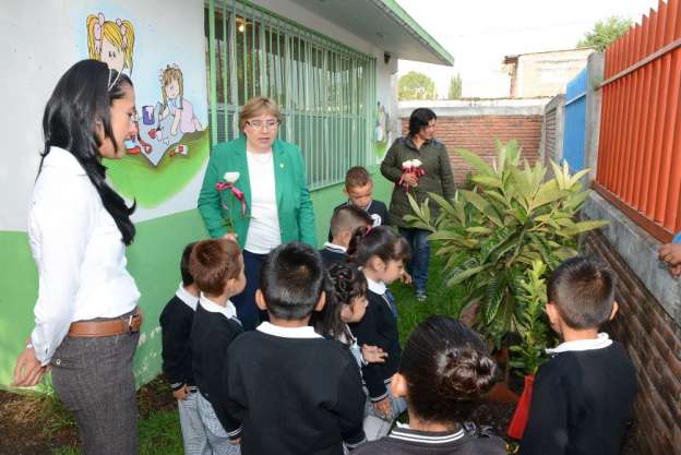 Entrega la UMSNH primer Huerto-Jardín en colonia de Tarímbaro 