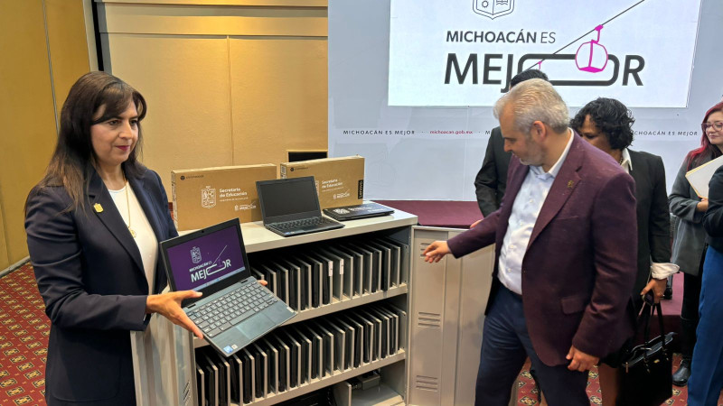Acercan computadoras a 65 mil alumnos de educación básica en Michoacán 