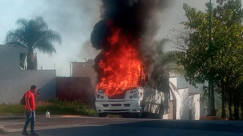 Se incendia autobús de pasajeros en fraccionamiento de Xalapa, Veracruz