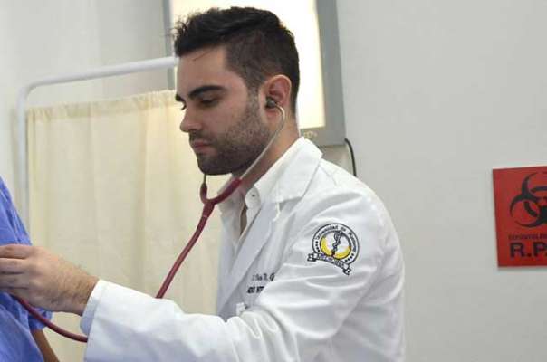 Victor Gallegos es el doctor más guapo del país según redes sociales  - Foto 0 