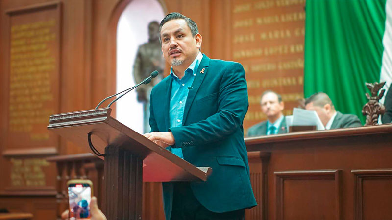 Regular cobro en estacionamientos en Michoacán propone Víctor Manríquez en iniciativa 