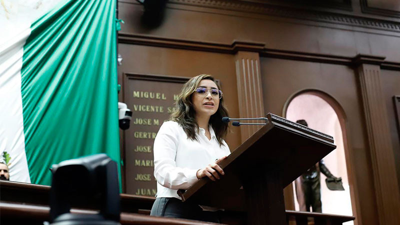 Grecia Aguilar a favor de la defensa de las tradiciones y costumbres de Michoacán 