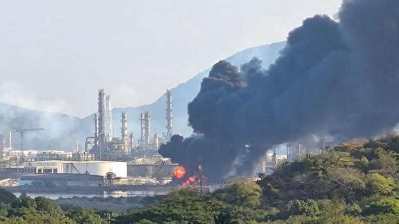 Se registra incendio en refinería de Pemex de Salina Cruz, Oaxaca 