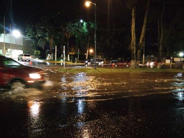 Tromba causa inundaciones y encharcamientos en Morelia - Foto 0 