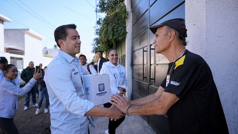Entrega municipio de Querétaro apoyos a adultos mayores 