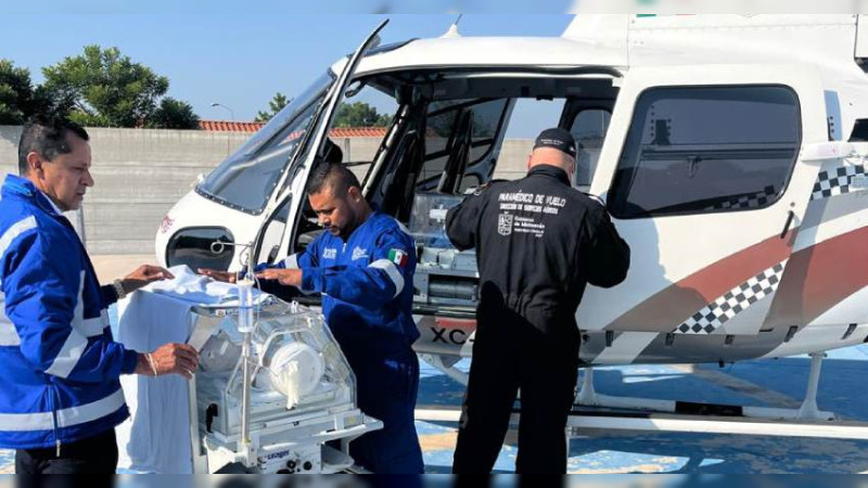 Traslada sector salud vía aérea a recién nacido de Apatzingán a Ciudad de México 