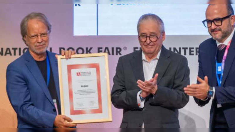 La FIL Guadalajara inició con la entrega de premio al escritor africano Mia Couto