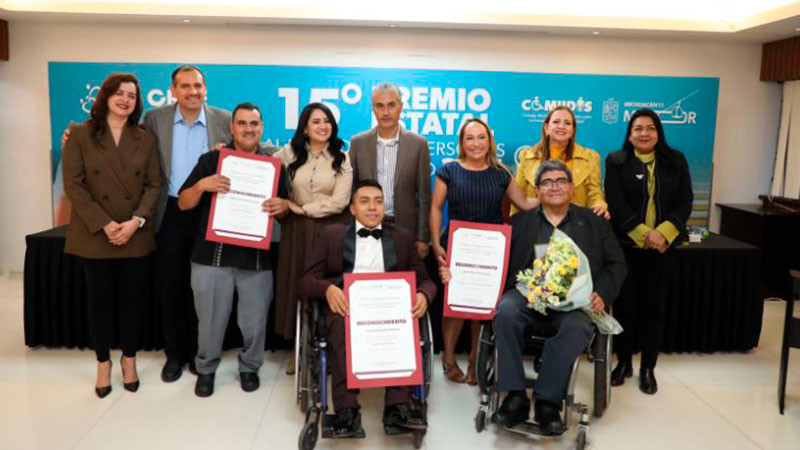 Entregan presea al Mérito de las Personas con Discapacidad 