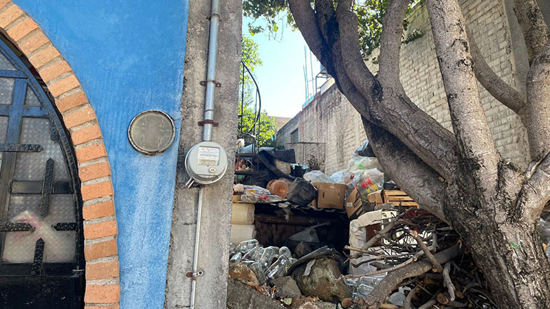 Atiende sector salud denuncias sanitarias por acumulamiento de basura en viviendas de Morelia 