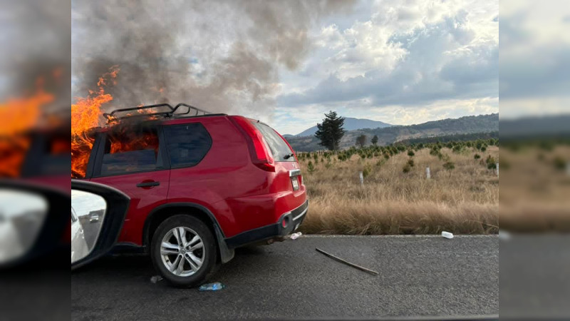 En medio de violencia por lucha de grupos delictivos, arde camioneta en carretera de Zinapécuaro, Michoacán 