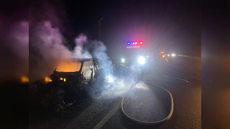 Jeep se incendia en la carretera Apatzingán - Cuatro Caminos, Michoacán; no hubo heridos 