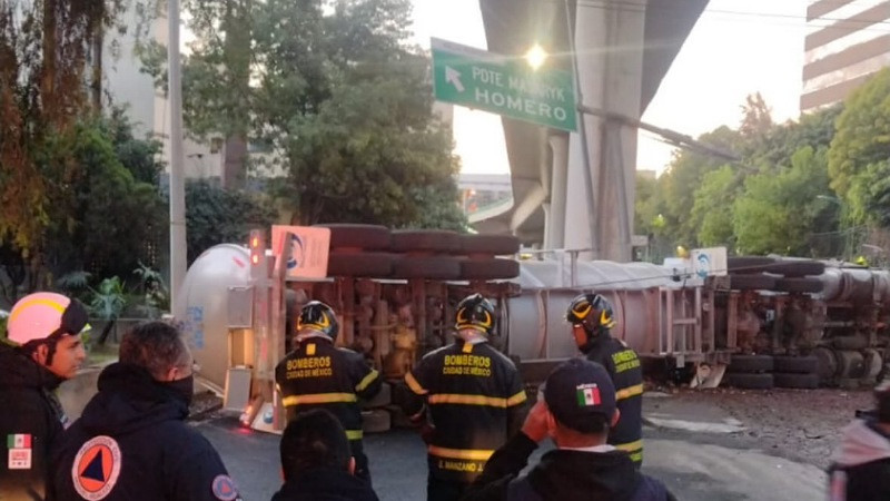 Pipa de agua vuelca en la Ciudad de México; causa caos vial en la Miguel Hidalgo 