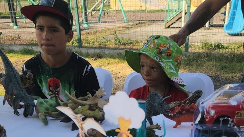 Entre pastel de chocolate y dinosaurios, Chuchito, niño sobreviviente de explosión, celebra sus 4 años 