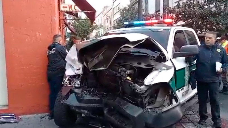 Patrulla se estrella contra camioneta en la CDMX; se habría pasado el alto 