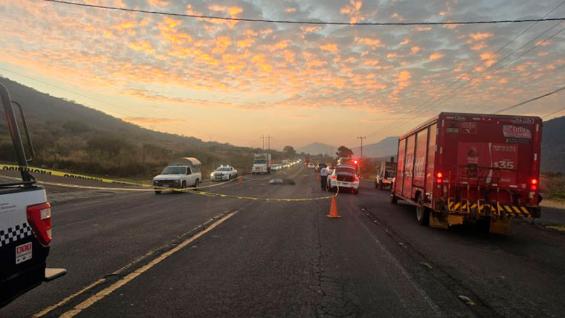 En Zamora, Michoacán, motociclista fue impactado por camión y murió  