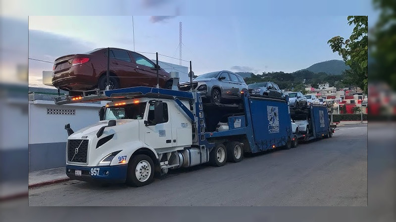 Roban tres vehículos nuevos de tráiler nodriza en la autopista Pátzcuaro – Cuitzeo, Michoacán 
