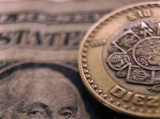 Dólar cierra operaciones hasta en 21.04 pesos a la venta 
