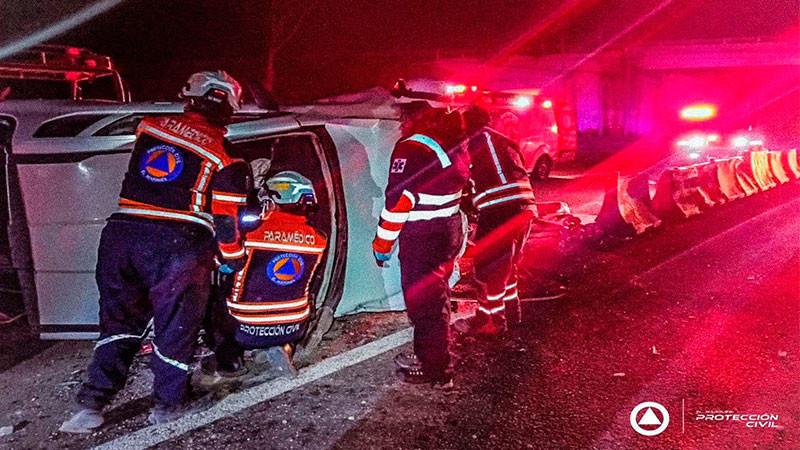 Queda prensado en aparatosa volcadura en la autopista México-Querétaro 