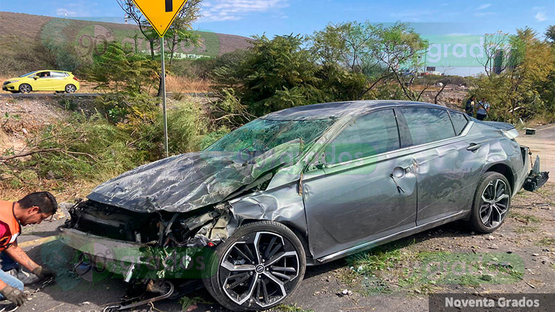 Vuelca por exceso de velocidad en el anillo vial Fray Junípero Serra de Querétaro 