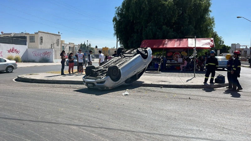 Choque y volcadura se registra en Rancho San Pedro, Querétaro 