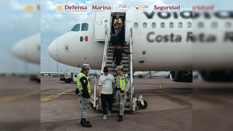 Detenido por intento de secuestro de avión, dice que lo matarían al aterrizar en Tijuana: FGR; viajaba con su esposa y dos hijos 