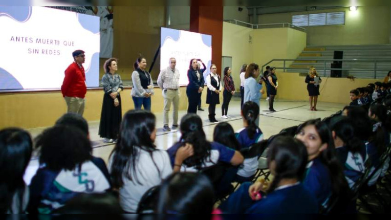 Imparten plática sobre ciberseguridad en secundaria José Clemente Orozco, en Querétaro