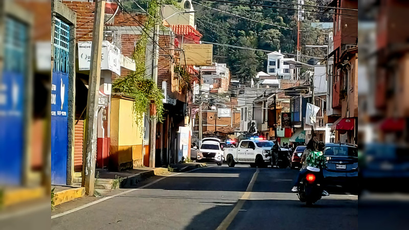 Enfrentamiento en pleno centro de Quiroga, Michoacán, deja un detenido y armamento asegurado 