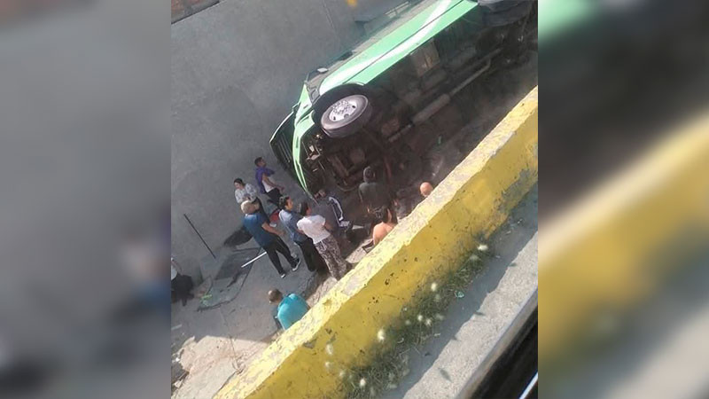 Vuelca camión de transporte público en Tlalnepantla; hay al menos 20 pasajeros heridos 