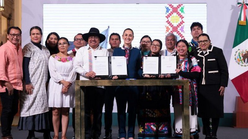 Claudia Sheinbaum firma reforma indígena en 57 lenguas; se crea comisión de justicia para pueblos 