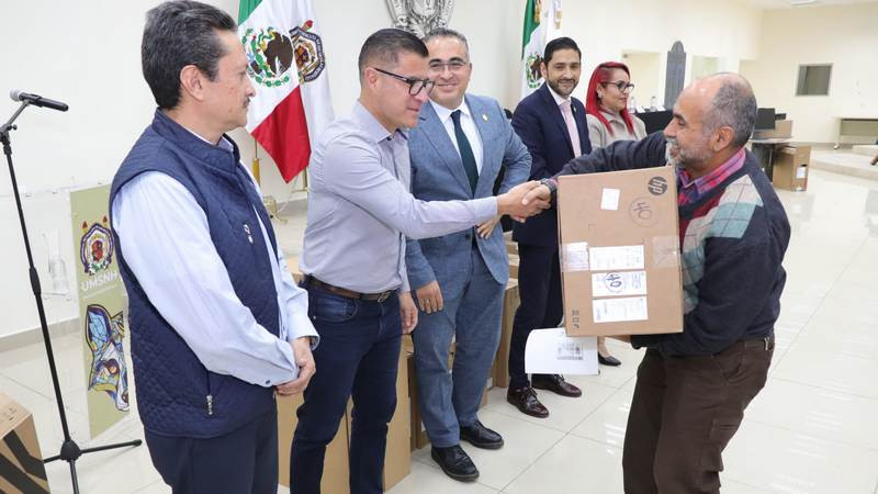 Tras 15 años de espera, investigadoras e investigadores reciben equipo de cómputo de alta tecnología en la gestión de Yarabí Ávila 