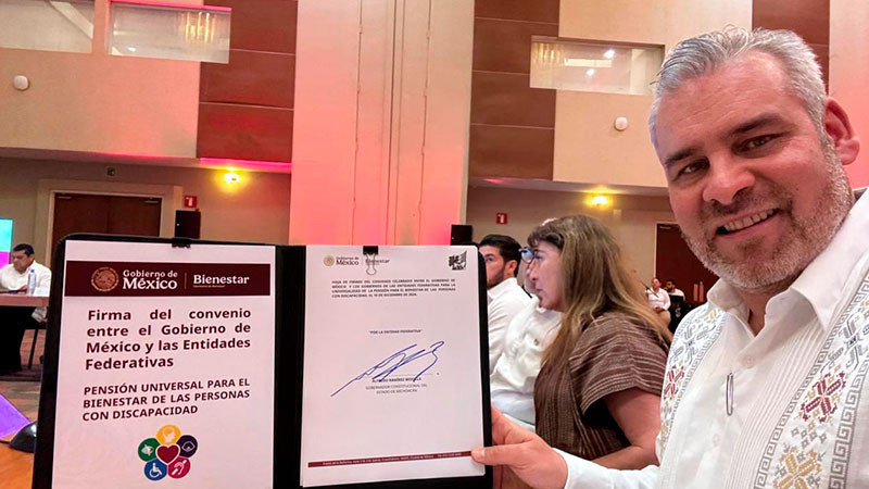 Firma Bedolla convenio para la Universalidad de la Pensión para el Bienestar de Personas con Discapacidad 