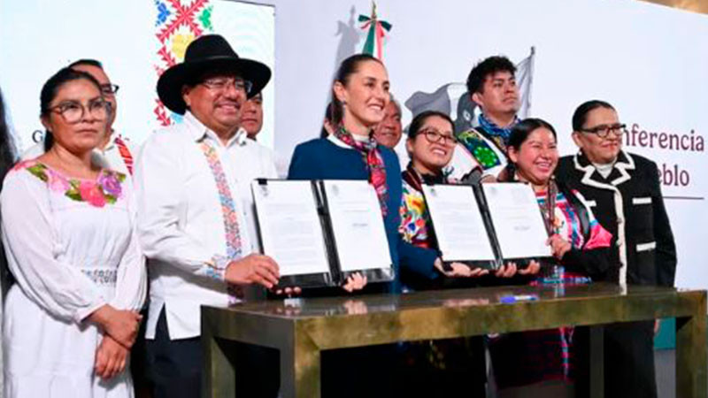 Sheinbaum firma decretos para traducir reforma al artículo 2 constitucional a 57 lenguas indígenas y crear comisión presidencial de planes de justicia 