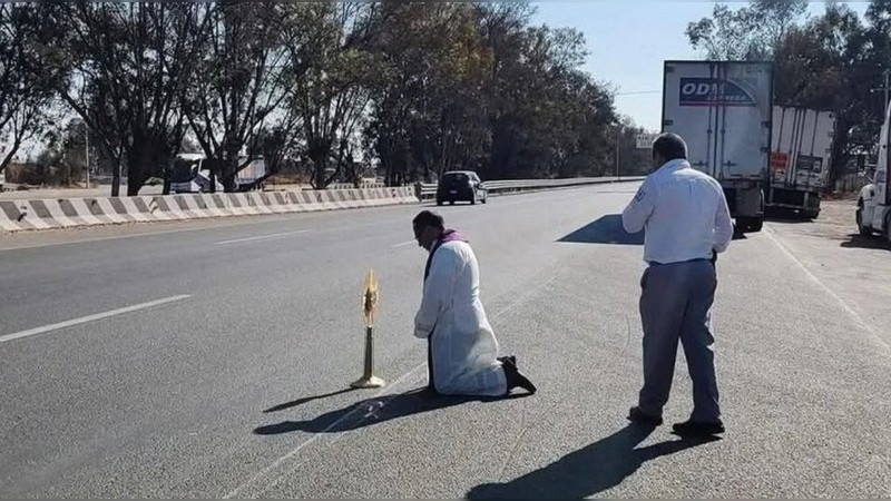 Sacerdote bendice la autopista México-Querétaro para evitar accidentes y asaltos 