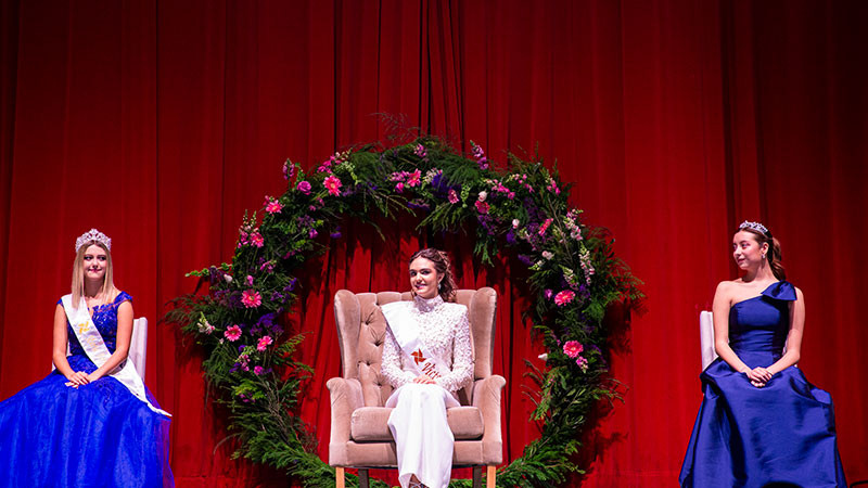 Encabeza Car Herrera coronación de Victoria II como Reina de las Fiestas de Navidad 2024 