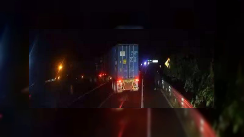Bloquean autopista Morelia - Lázaro Cárdenas, Michoacán, por desaparición de aguacateros 