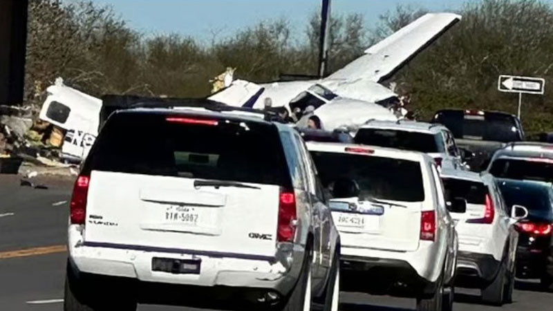 Se impacta avioneta contra tres vehículos en Texas, Estados Unidos 