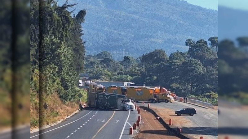 Comuneros reanudan bloqueos en Autopista Siglo XXI y carretera Pátzcuaro – Uruapan, Michoacán: Sin rastro de los desaparecidos 
