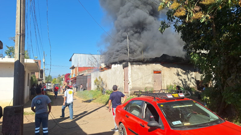 Se incendia vivienda en Uruapan, Michoacán; solo hubo daños materiales 