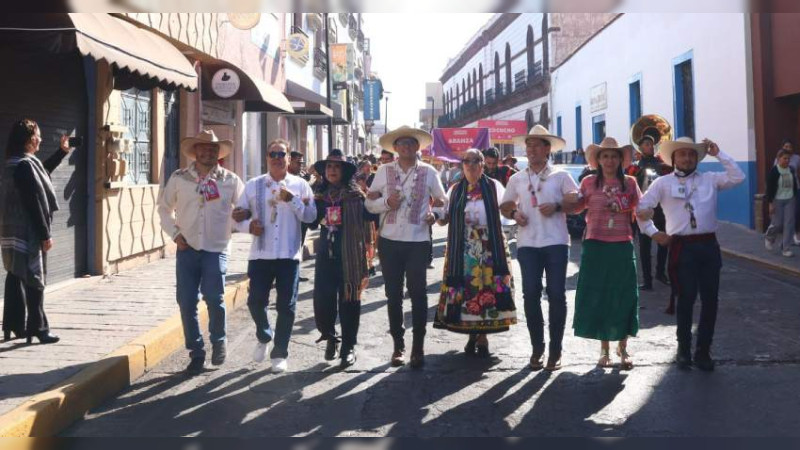 Más de 700 artesanos participan en desfile inaugural del Tianguis de Occidente 