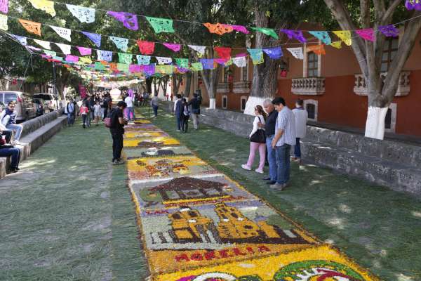 Inauguran exposición de tapetes florales en Morelia - Foto 1 