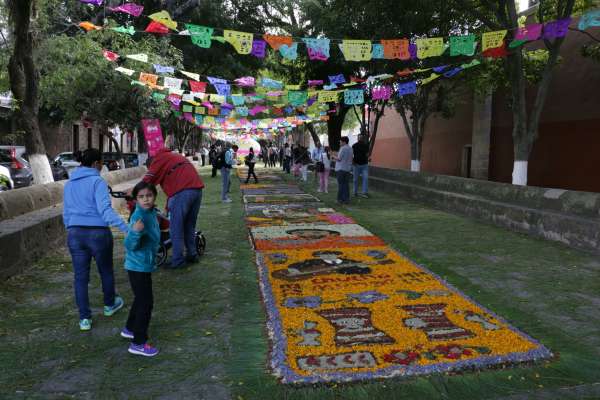 Inauguran exposición de tapetes florales en Morelia - Foto 2 