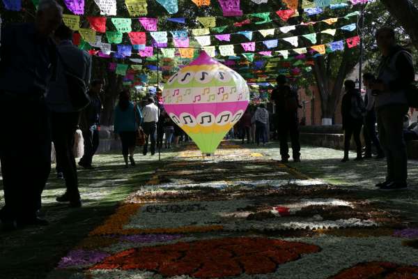 Inauguran exposición de tapetes florales en Morelia - Foto 3 