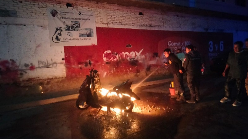 Atienden bomberos de Zitácuaro, Michoacán, incendio de motocicleta 