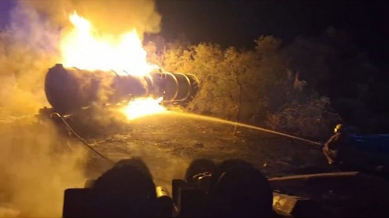 Pipa con gasolina se incendia en Carretera Nacional; hay un muerto 