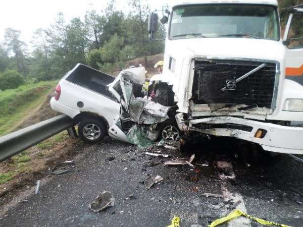 Camioneta choca contra camión en la Siglo XXI; hay un muerto