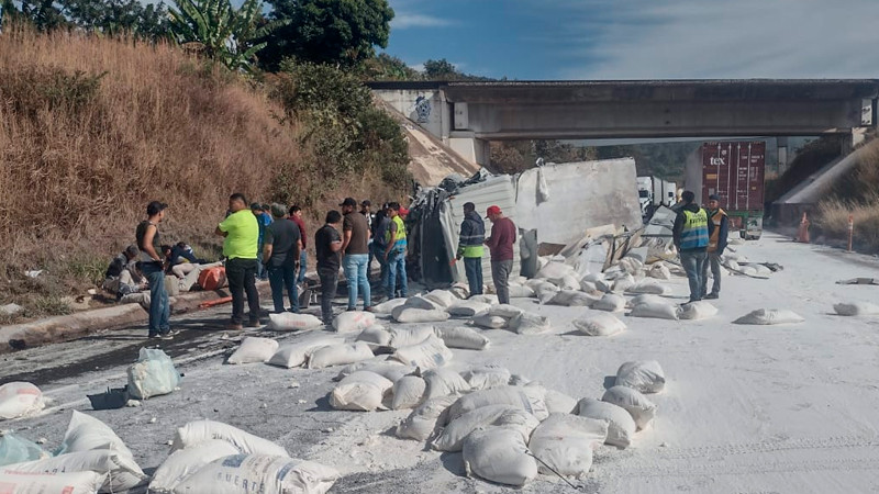 Choque de tráileres en la Siglo XXI, deja tres heridos y daños materiales 