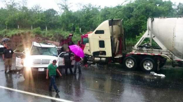 Mueren cuatro jóvenes sobre la autopista siglo XXI, en Michoacán - Foto 5 
