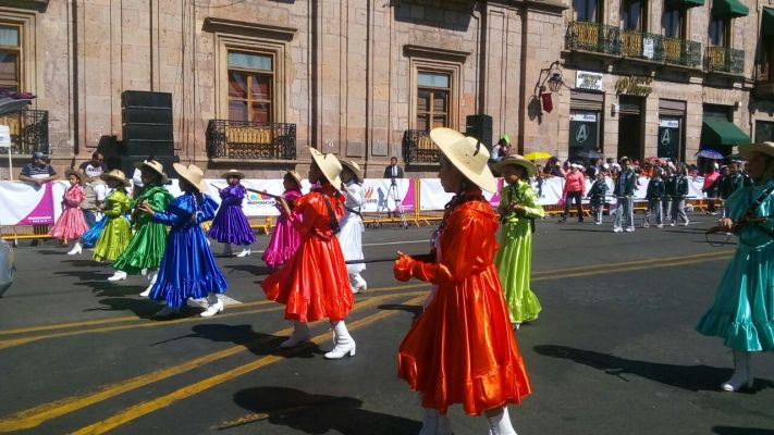 Inicia desfile cívico-deportivo por el CVI Aniversario de la Revolución Mexicana en Morelia  - Foto 0 