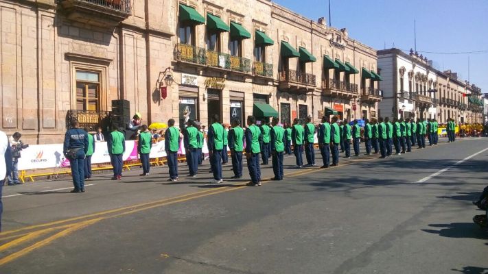 Inicia desfile cívico-deportivo por el CVI Aniversario de la Revolución Mexicana en Morelia  - Foto 1 