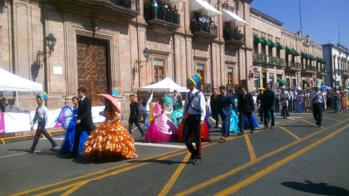 Inicia desfile cívico-deportivo por el CVI Aniversario de la Revolución Mexicana en Morelia  - Foto 2 